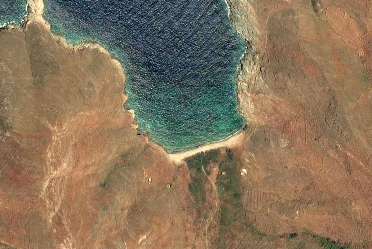 Η απομονωμένη παραλία του Καραβά στη Σέριφο