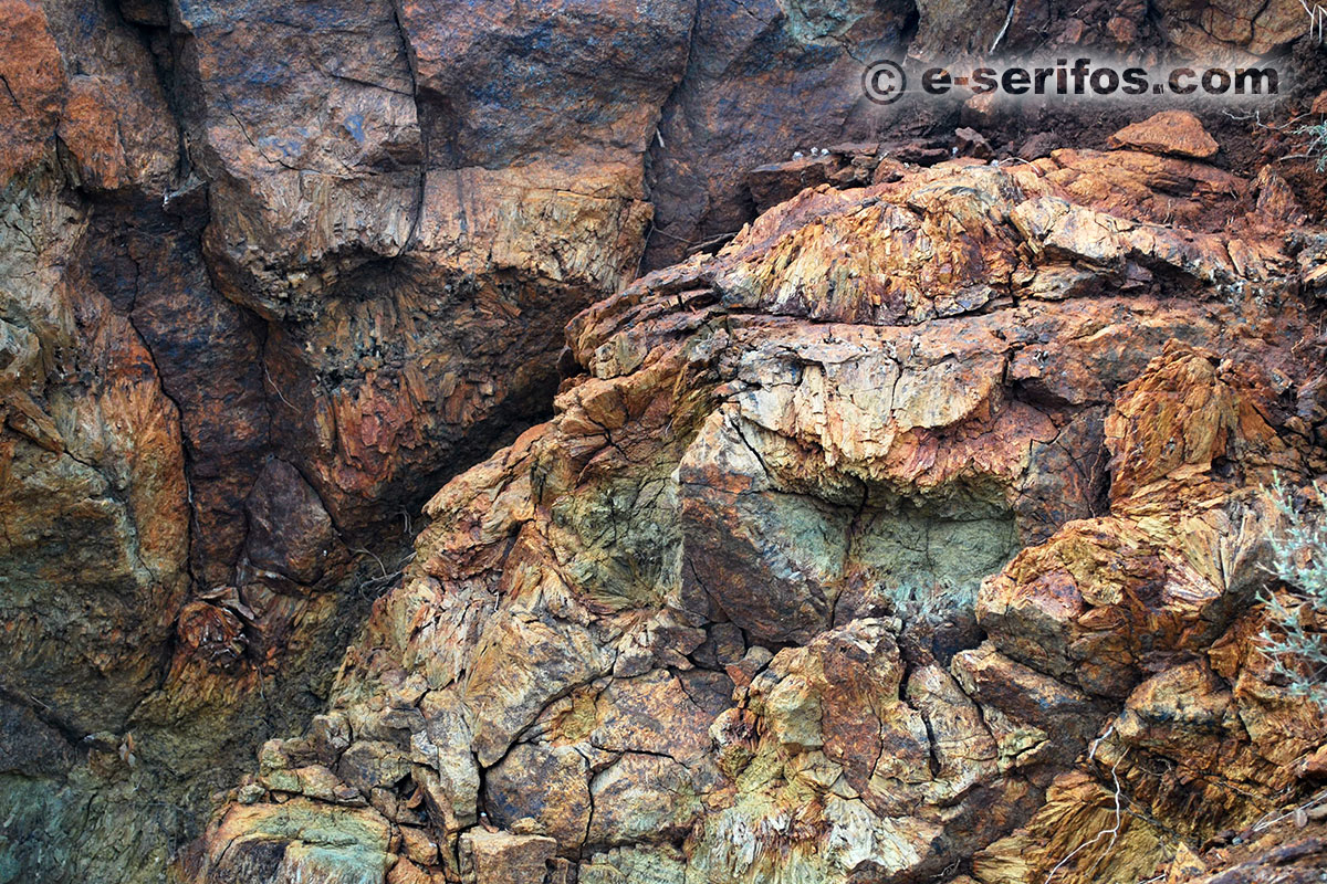 Πετρώματα με έντονο το χρώμα του σιδήρου στον Κουταλά