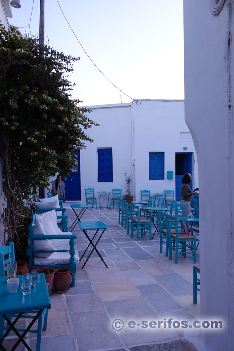 Παραδοσιακό καφενείο στη Χώρα της Σερίφου